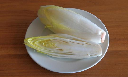 Chicorée auf einem weissen Teller: Chicorée enthält viele Mineralstoffe und Vitamine. Chicorée auf einem weissen Teller: Chicorée enthält viele Mineralstoffe und Vitamine.
