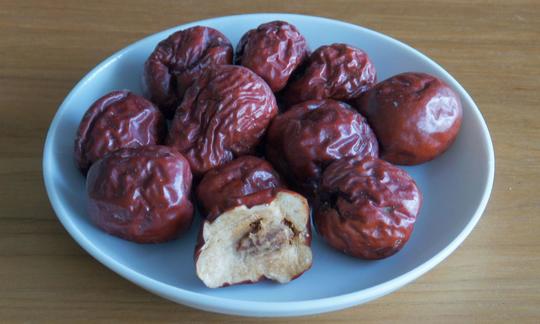 Сушеный мармелад фрукты в белый шар на коричневом фоне. Сушеный мармелад фрукты в белый шар на коричневом фоне.