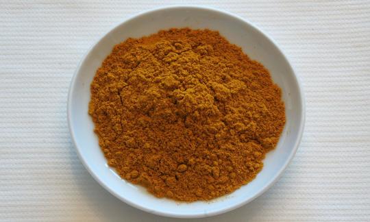 Curry en polvo en un bol: el curry en polvo es una mezcla de especias muy antigua cuyo color amarillo característico se debe a la cúrcuma. Curry in una ciotola bianca. Sviluppato approssimativamente in Inghilterra nel 1784 (Wikipedia).