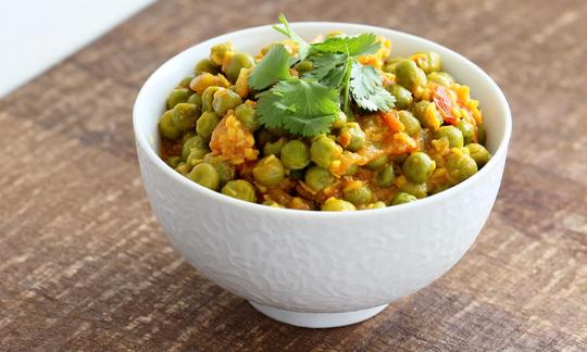 Imagen de la receta «Guisantes al curry de coco», del libro: «Vegane Indische Küche» de Richa Hingle, página 144