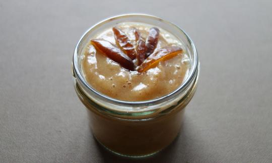 Sciroppo di dattero fatto in casa, riempito di vetro (ricetta separata) decorato con datteri. Sciroppo di dattero fatto in casa, riempito di vetro (ricetta separata) decorato con datteri.