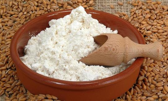 Harina de espelta (Tipo 630), Triticum aestivum L. subsp. spelta, olla de gres llena para hornear. Harina de espelta (Tipo 630), Triticum aestivum L. subsp. spelta, olla de gres llena para hornear.