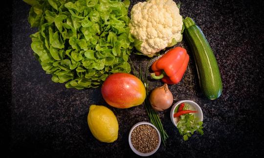 "Stuffed salad leaves with fruity mango chutney" - Mise en Place, here the preparation of the ingredients without kitchen appliances.