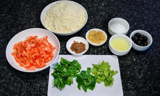 Vorbereitete Zutaten für die Zubereitung von "Blumenkohl-Tabouleh mit Oliven und Kräutern".