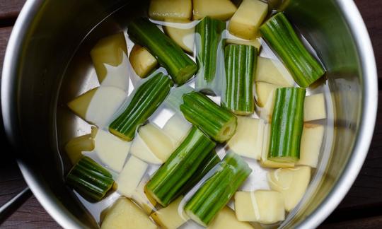 Preparing the potatoes and drumsticks for the "Indian drumstick curry with potatoes and tomatoes"