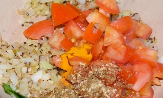 Continuation of the spice preparation for the "Indian drumstick curry with potatoes and tomatoes"