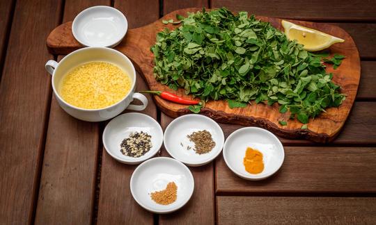 Vorbereitete Zutaten für das "Indische Moringablätter-Curry mit Moong Dal und Kreuzkümmel"