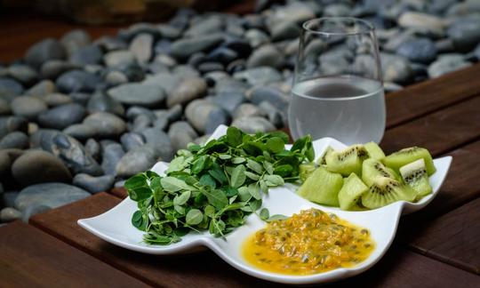 Ingredienti pronti per preparare «Moringa, frullato di frutto della passione e kiwi».