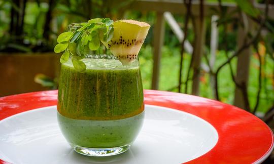 «Frullato di Moringa, frutto della passione e kiwi» finito e servito su un piatto.