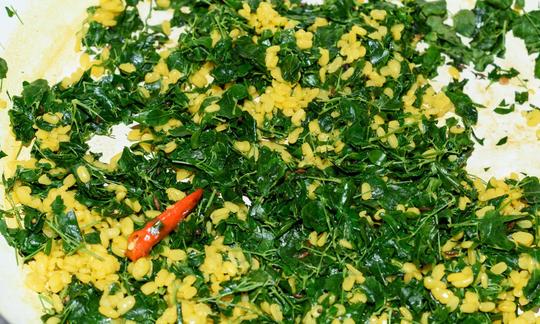 Zubereitung "Indisches Moringablätter-Curry mit Moong Dal und Kreuzkümmel", inkl. Moringablätter.