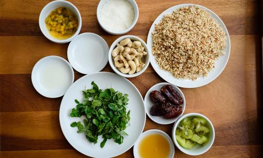 Ingredientes listos para preparar «Tartaletas crudas con hojas de moringa, limón y maracuyá».