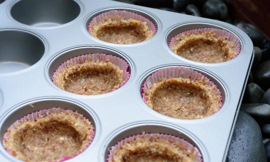 Bases para las «Tartaletas crudas con hojas de moringa, limón y maracuyá» terminadas.