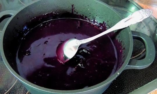 Zubereitung der Rotweinsosse für "Barbaras Weihnachtsbraten" aus "Vegan & Vollwertig", Seite 132