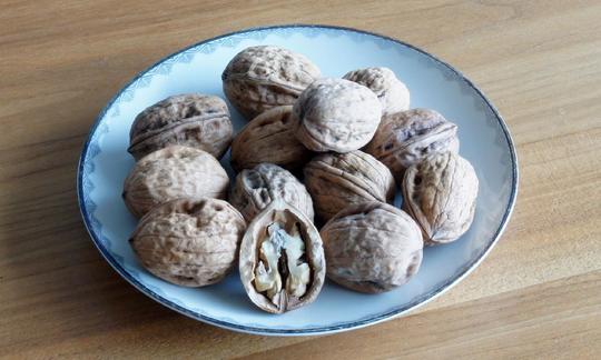 Walnuts are used raw as a side dish or an ingredient for walnut ice cream. They stand out on account of their high linoleic acid content. Walnuts are used raw as a side dish or an ingredient for walnut ice cream.