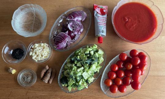 Erb-Lycopin-Suppe, mis-en-place mit den elf Zutaten auf Holztisch, Variante.