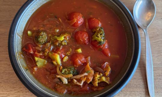 Erb-Lycopin-Suppe in Teller aus Steingut.