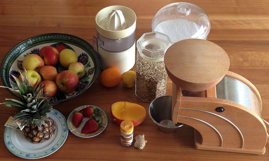 Erb-Müesli - laktosefrei und glutenfrei (vegan, roh) - Zutaten und Geräte dazu, ohne Bananen.