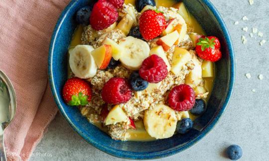 Эрб-мюсли плюс овсяные хлопья в синей керамической миске, вид сверху.