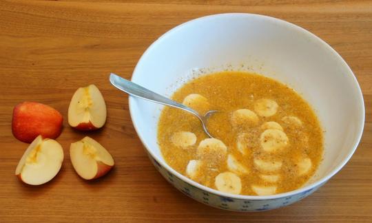 Erb-Müesli - laktosefrei und glutenfrei (vegan, roh): Saft, gemahlene Samen und Bananenstücklein.