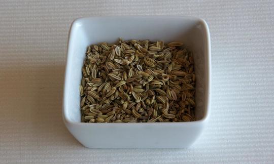 Semillas de hinojo en un bol: son muy apreciadas y están extendidas en la cocina de la India. Son un ingrediente de las mezclas de especias. Semi di finocchio in una ciotola: i semi di finocchio sono molto popolari nella cucina indiana.