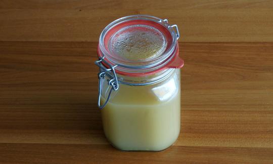 Brodo vegetale concentrato conservato in un barattolo di vetro.