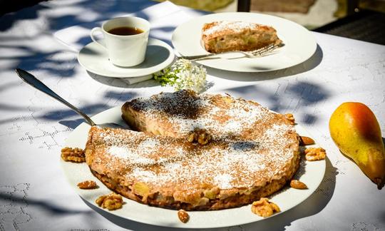 Подача готового «Грушево-яблочного пирога с начинкой из манной крупы и миндальным жмыхом».