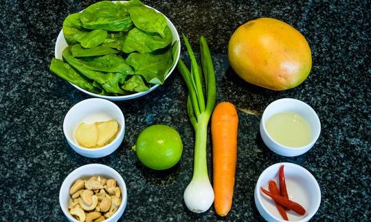 Mise en Luogo di «insalata asiatica di mango e spinaci». Ingredienti senza utensili da cucina.