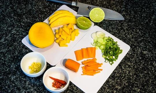 Ingredienti tagliati per preparare «Insalata asiatica di mango e spinaci».