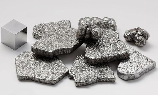 Muestras de hierro puro (99,97 %), refinadas por electrolisis con un dado de hierro para comparar.