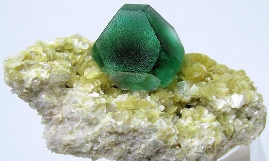 Cristallo di fluorite verde intenso proveniente dalla Namibia.