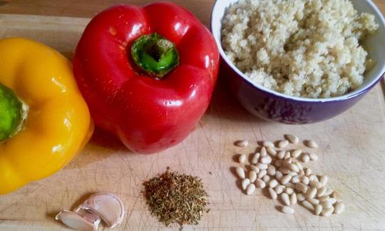 Mise en place de «pimientos estofados con piñones y quinua». Ingredientes sin utensilios de cocina.
