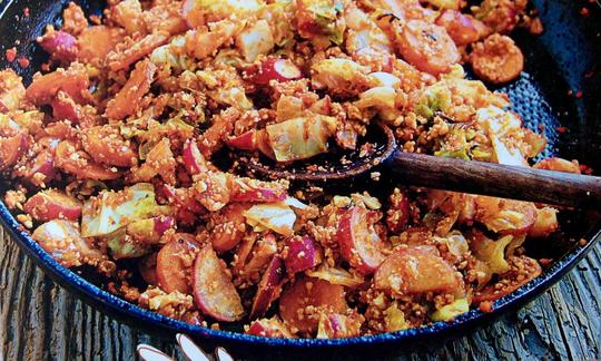 Immagine della ricetta "Okara saltata, ravanelli e cavoli", dal libro "Vegan regionale saisonal" di Lisa Pfleger, pagina 43