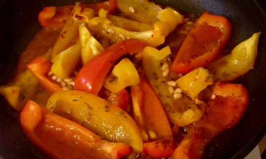 «Pimientos estofados con piñones y quinua» en la sartén, poco antes de servirlos.