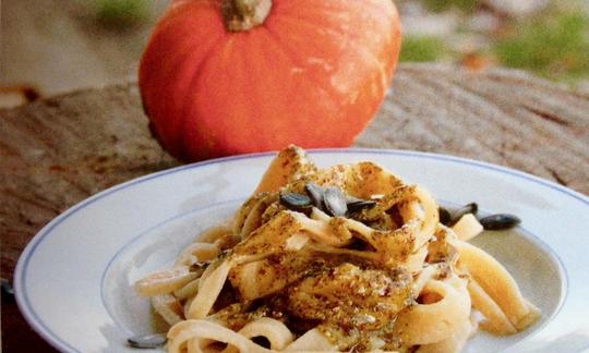 Imagen de la receta «Pesto rápido de calabaza con aceite de semillas de calabaza», del libro «Vegan Homemade», de Lisa Pfleger, página 79
