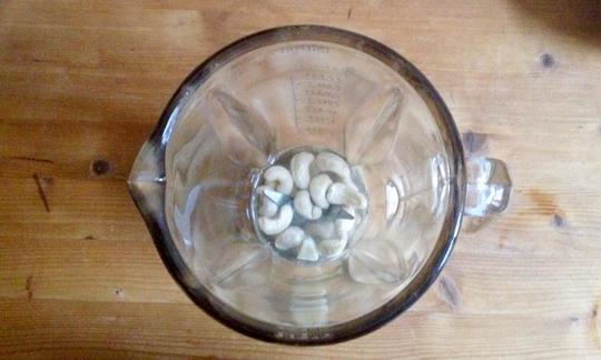 Ingredientes para el yogur de anacardos antes de mezclarlos.