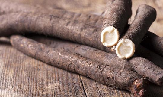 Salsiccia nera - Scorzonera hispanica, due tagli aperti - con l'attuale "succo di latte". Salsiccia nera - Scorzonera hispanica, due tagli aperti - con l'attuale "succo di latte".