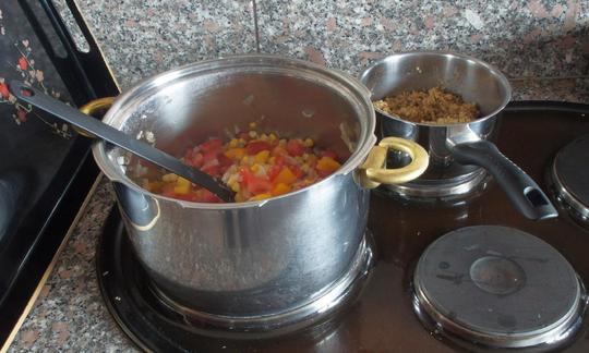 Cuocere a fuoco lento le verdure e il bulgur e la preparazione del Tailgate Chili è quasi terminata.