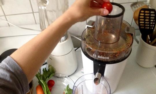 Закладывание овощей в соковыжималку