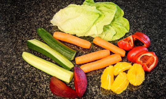 Fertig vorbereitete Zutaten für den "Bunten Smoothie mit Rote Bete und Orange".