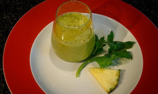 Готовый рецепт "Доброе утро-смузи с ананасом и сельдереем", на тарелке.