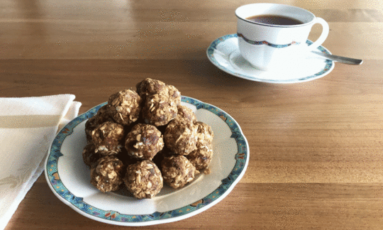 «Bolitas de avena preparadas con bagazo» servidas con una infusión rooibos.
