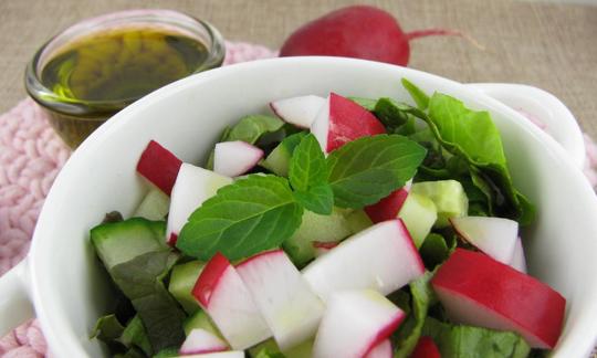Arriba a la izquierda: recipiente con aceite de cáñamo listo para añadir a la ensalada que está al lado. Arriba a la izquierda: recipiente con aceite de cáñamo listo para añadir a la ensalada que está al lado.