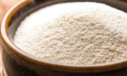 Sémola de trigo duro, cruda amontonada en un cuenco marrón - Triticum durum Desf. Sémola de trigo duro, cruda amontonada en un cuenco marrón - Triticum durum Desf.