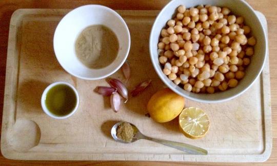 Ingredientes para preparar hummus clásico.