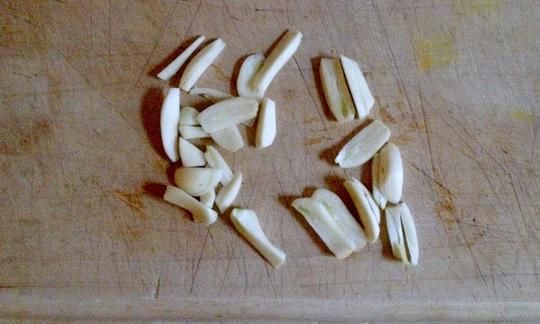 Sliced garlic