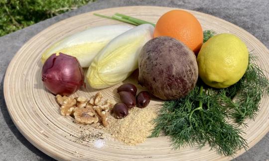 Bild bereitgestellter Zutaten für den "Chicorée-Rote Bete-Salat mit Orange und Weizenkeimen".