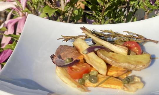 Das fertige "Ofengemüse mit Kapernvinaigrette" präsentiert auf weissem Teller.