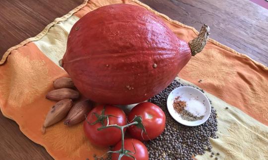 Ингредиенты для блюда «Фаршированная тыква Хоккайдо с чечевицей и помидорами».