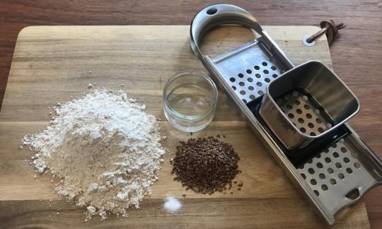 Vorbereitete Zutaten für "Vegane Spätzle mit Dinkelvollkorn und Leinsamen".