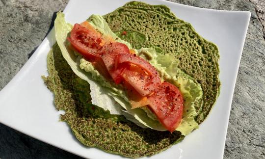 Picture of the preparation (step 5) of the "spinach and chickpea wraps with raw vegetable filling".
